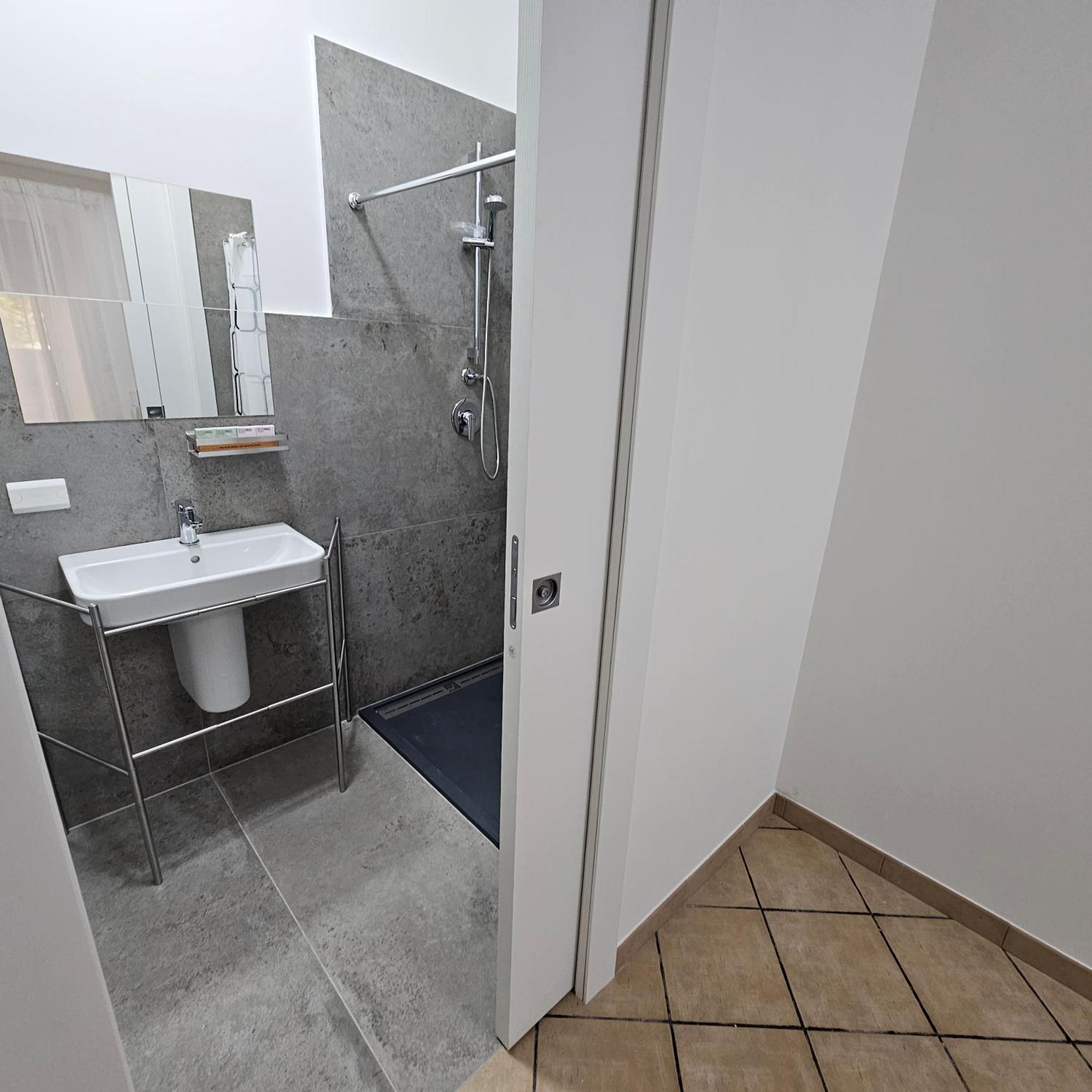 ESSENTIAL HOUSE in Centro Città con Parcheggio Privato e WIFI Potenza Exterior foto