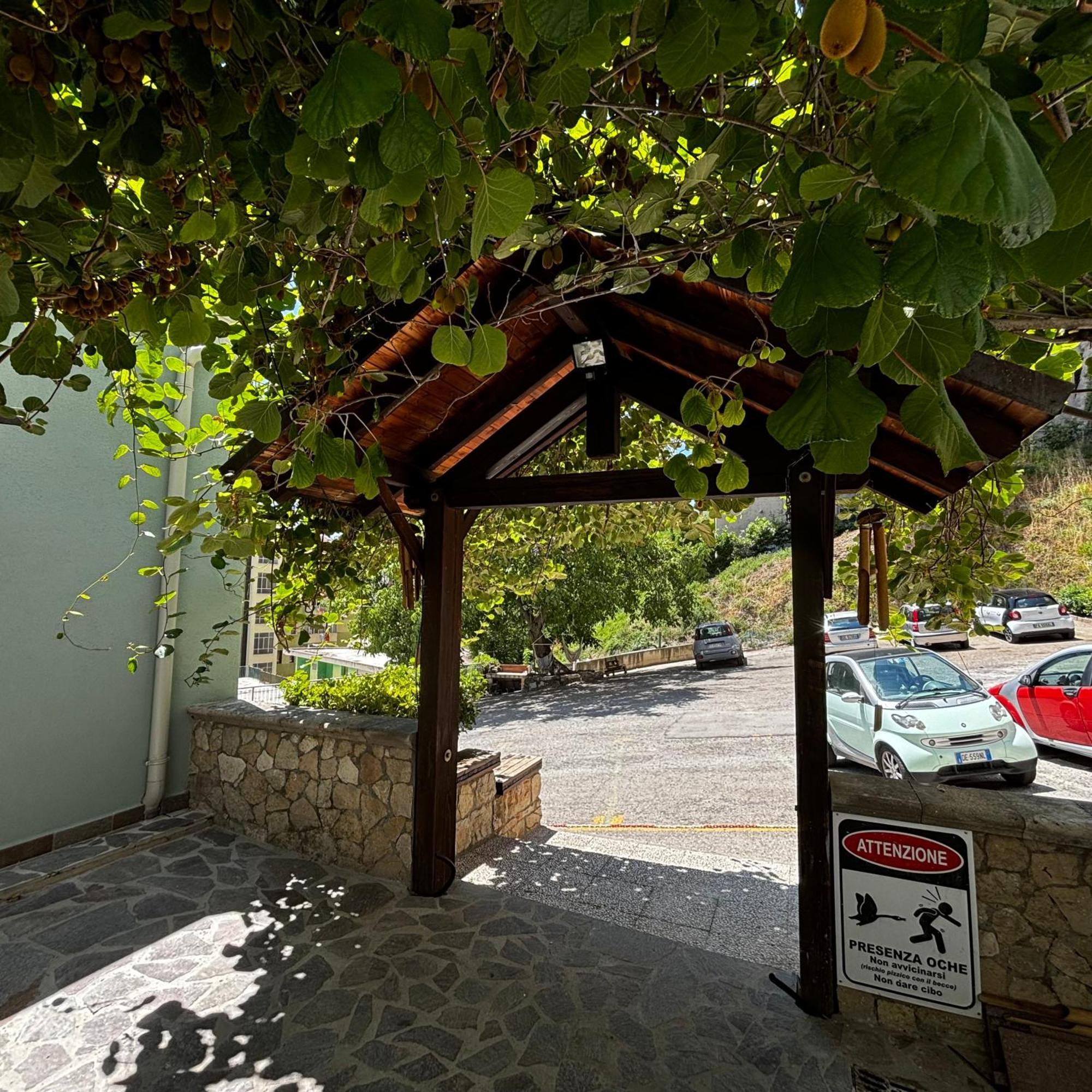 ESSENTIAL HOUSE in Centro Città con Parcheggio Privato e WIFI Potenza Exterior foto