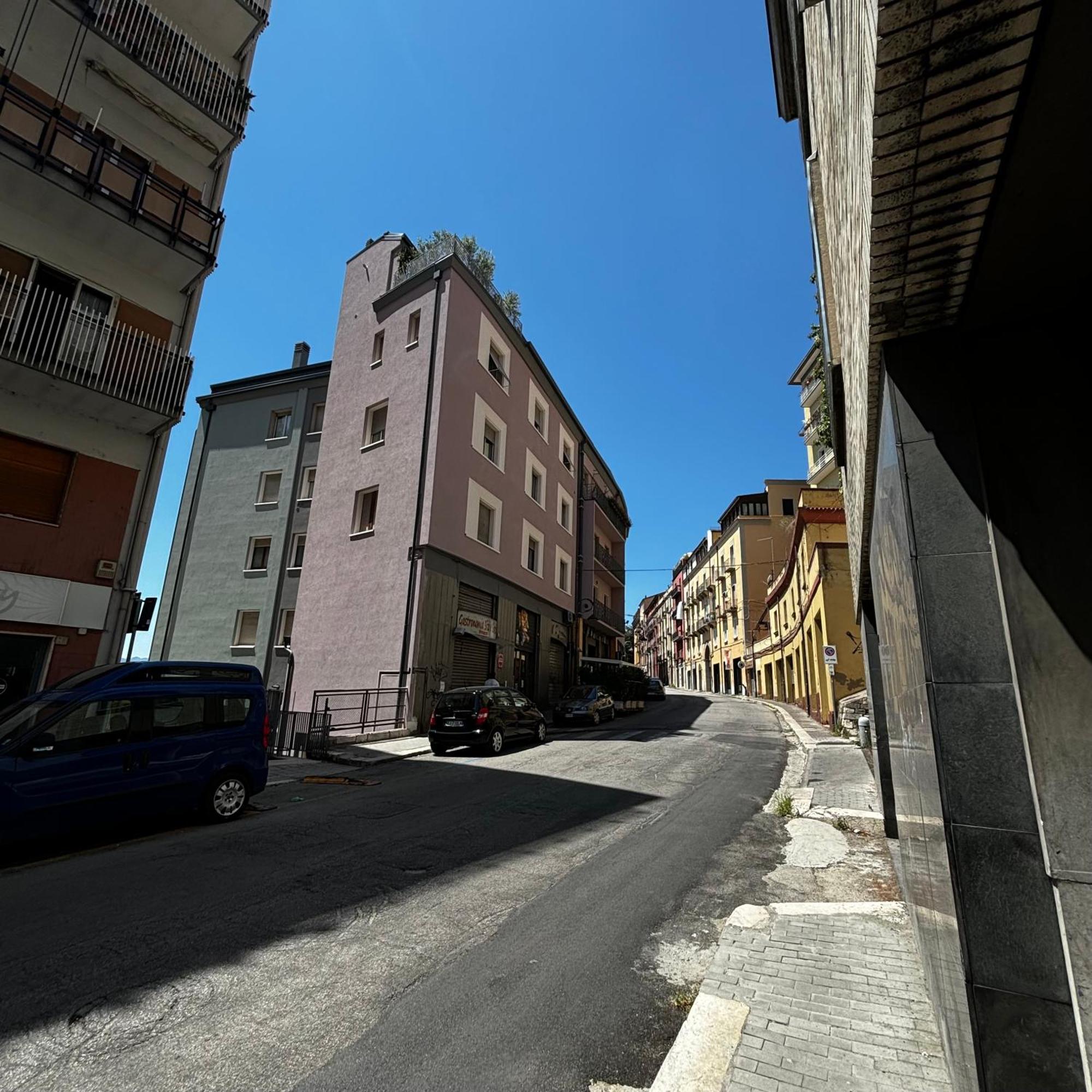 ESSENTIAL HOUSE in Centro Città con Parcheggio Privato e WIFI Potenza Exterior foto